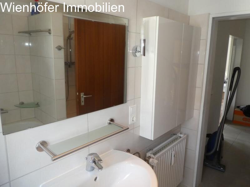 Badezimmer mit Badmöbeln